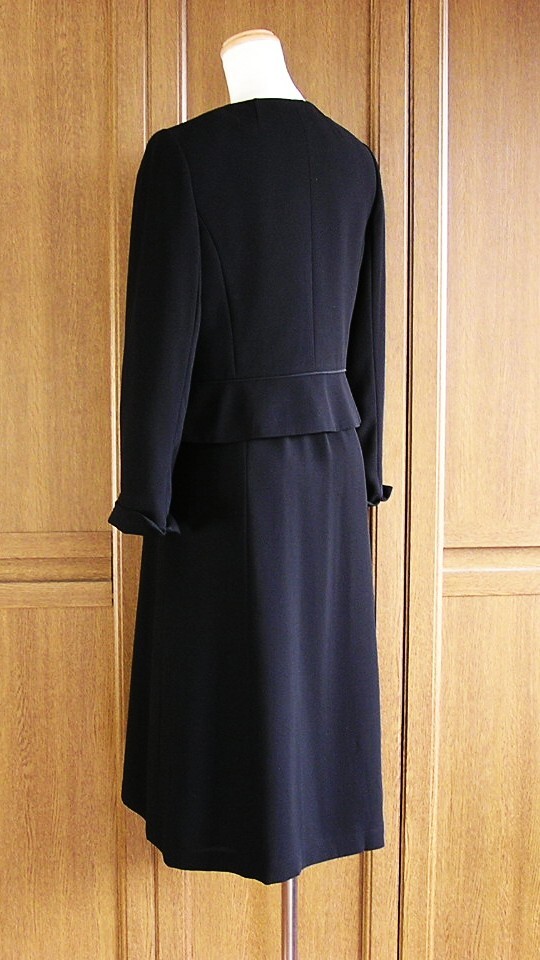 東京ソワール/Coccolussi/黒ワンピース 前ファスナー 7分袖 ポケット有×ジャケット/冠婚葬祭 スーツ/20～30代/9号/ブラックフォーマル_画像2