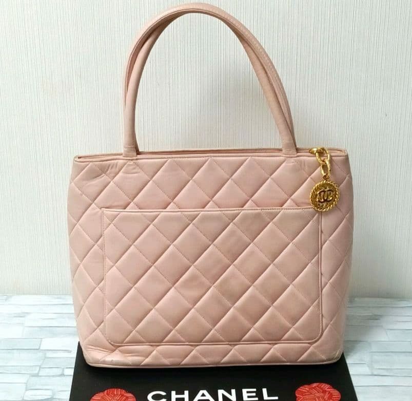 シャネル　復刻トート　トートバッグ　ハンドバッグ　ラムスキン　A1804　ピンク　GD金具　ココチャーム　CHANEL　送料無料　鑑定済　即決_画像2