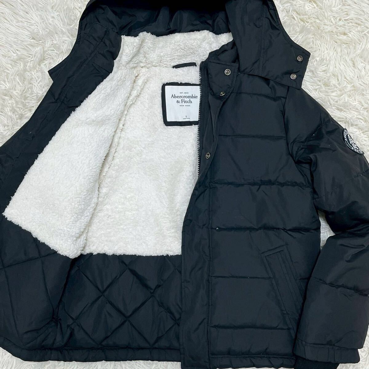 美品 L相当 アバクロンビー&フィッチ Abercrombie & Fitch アバクロ ダウンジャケット極暖 ブラック 黒 メンズ ボア キルティング ワッペン_画像1