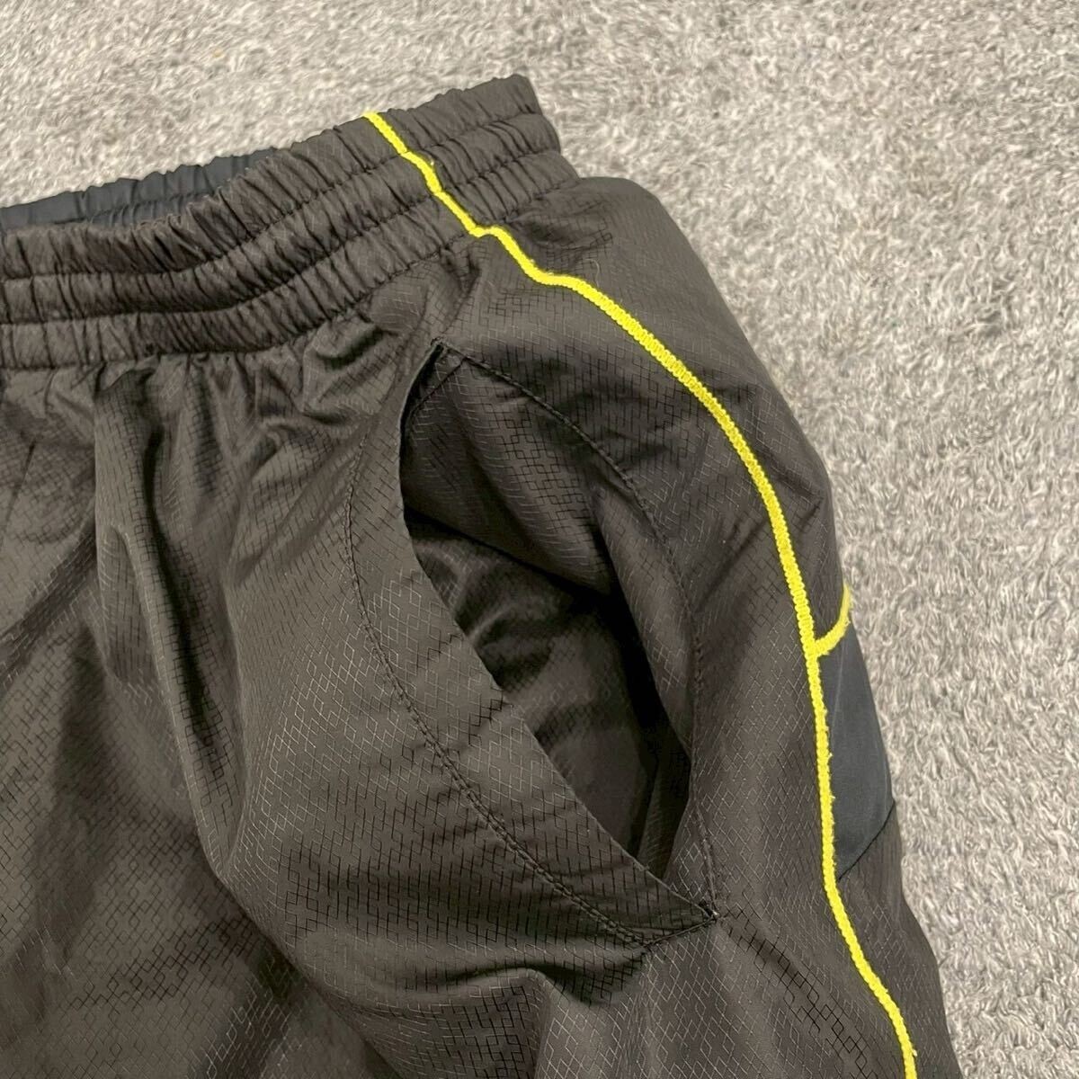 【S6294】UMBRO アンブロ ナイロンパンツ サイズL ブラック 黒 刺繍ロゴ メンズ ボトム 最落なし 古着_画像6