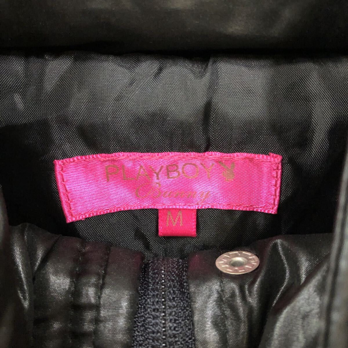 PLAYBOY プレイボーイ 中綿ジャケット ファー付きフード サイズM ブラック 黒 光沢 y2k ウエスト紐 レディース トップス 最落なし(920)_画像6