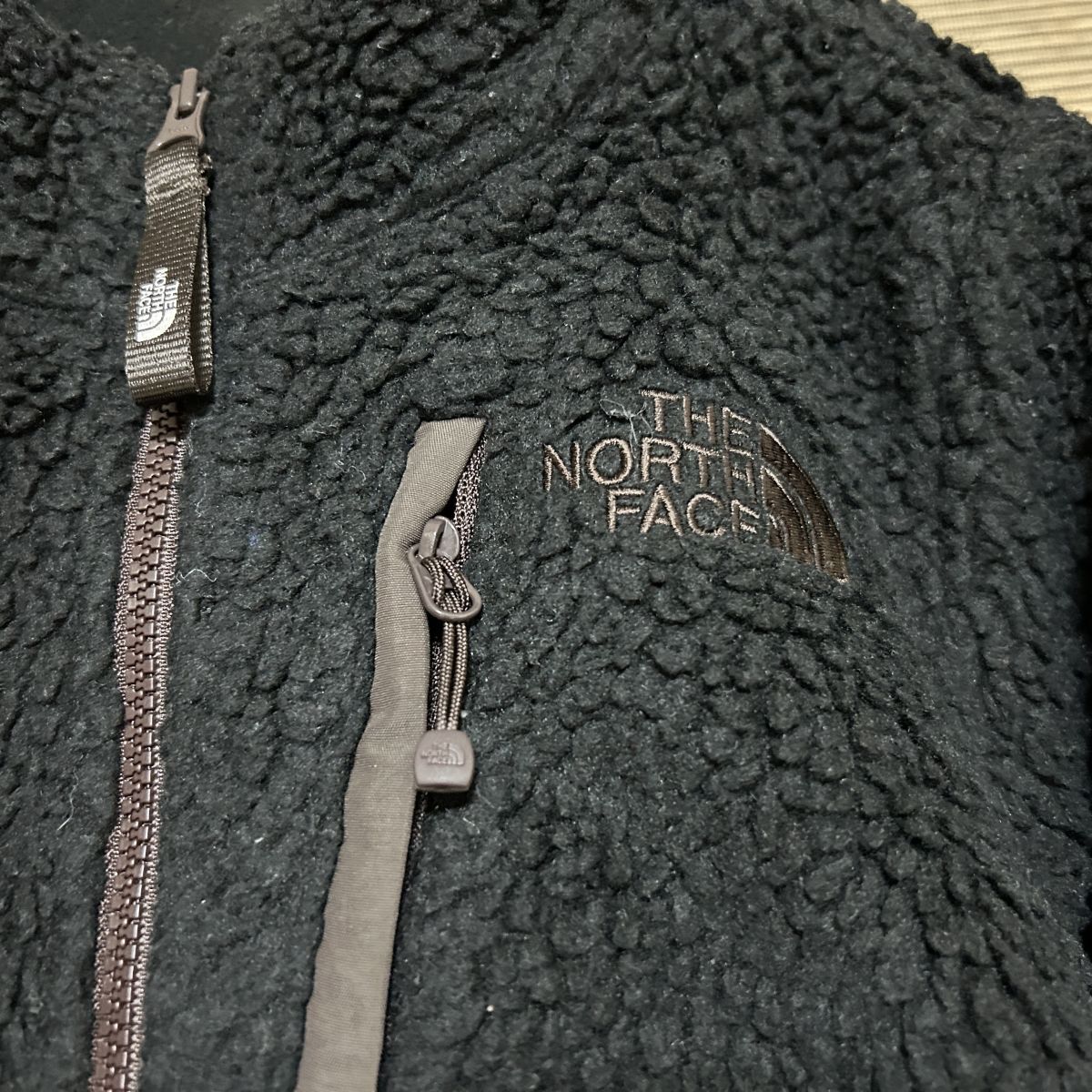 ノースフェイス ボアフリースジャケット黒ブラック 子供110キッズ 刺繍F1 古着 入手困難 激レア 希少 人気ワンポイント 肩ロゴ_画像3