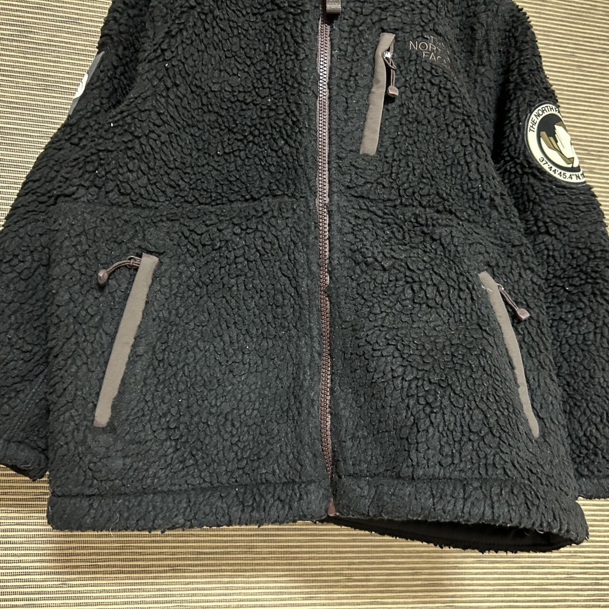 ノースフェイス ボアフリースジャケット黒ブラック 子供110キッズ 刺繍F1 古着 入手困難 激レア 希少 人気ワンポイント 肩ロゴ_画像4