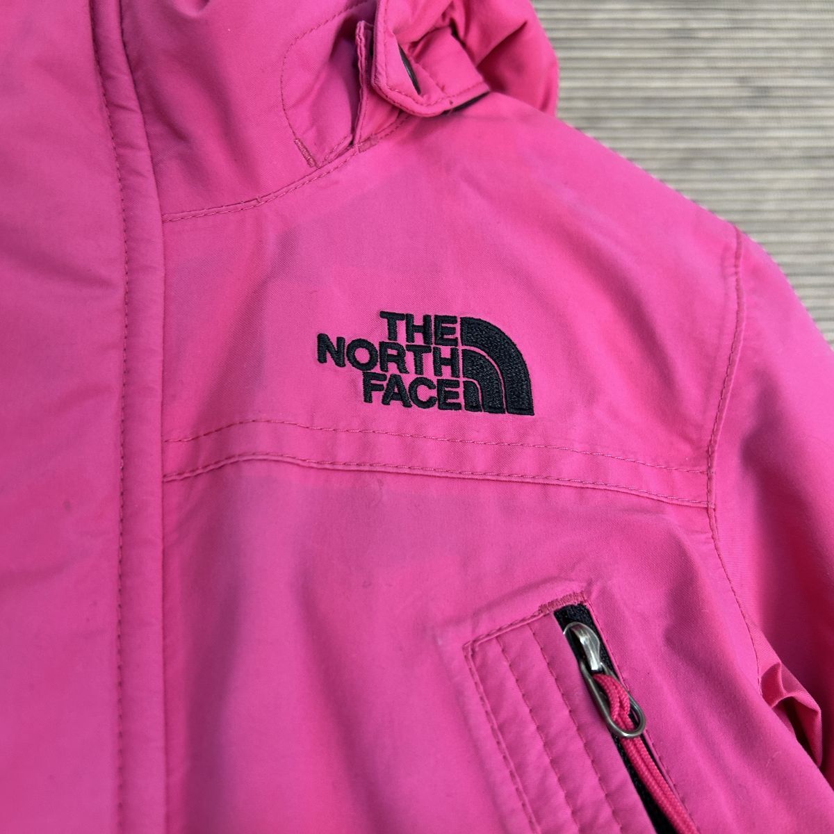 ノースフェイス ダウンジャケット モッズコート　子供105　ピンク　刺繍　G1 古着　入手困難　激レア　希少 人気　ワンポイント キッズ_画像3