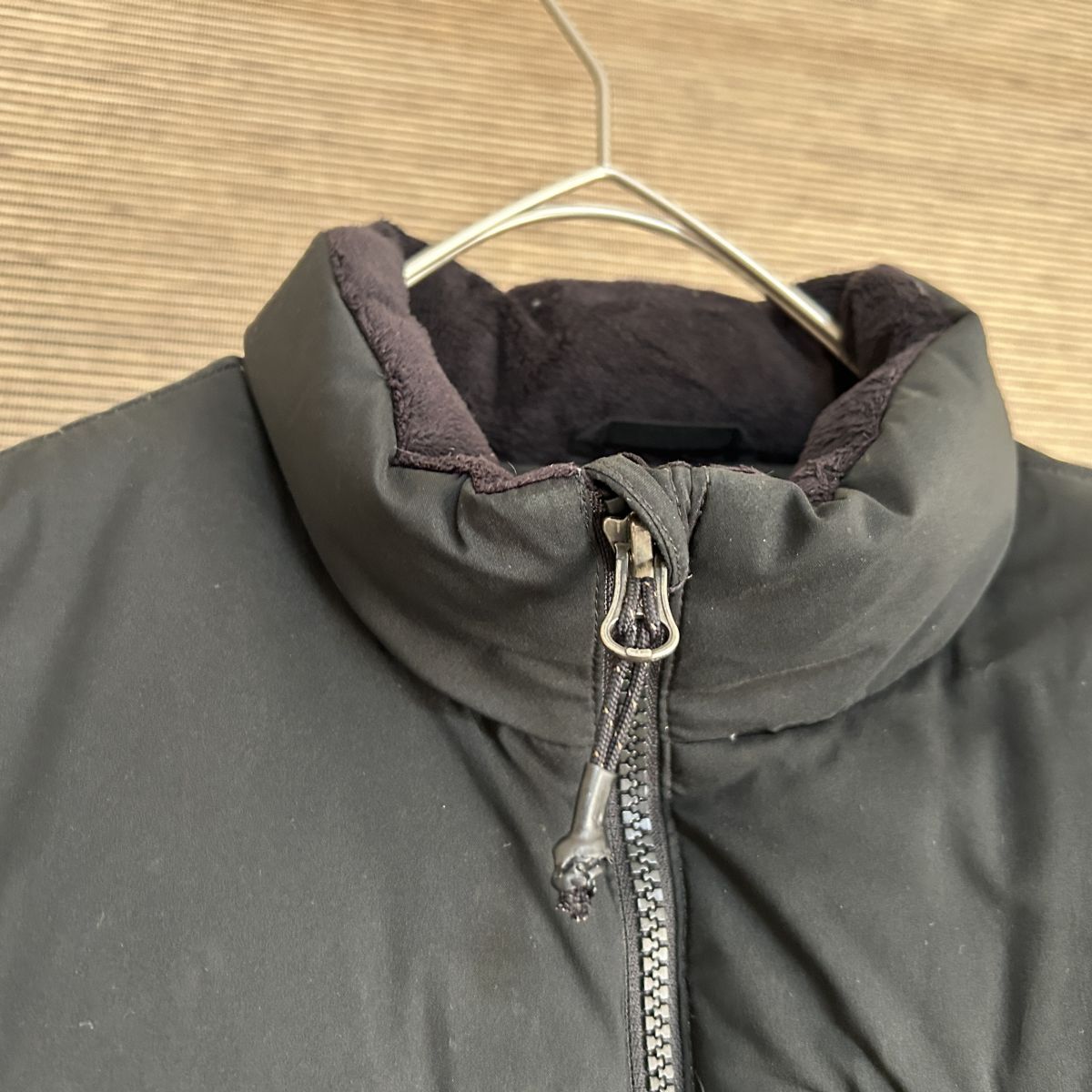 ノースフェイス ダウンベスト　子供150　黒ブラック　刺繍　キッズG1 古着　入手困難　激レア　希少 人気　ワンポイントロゴ　訳あり激安_画像2