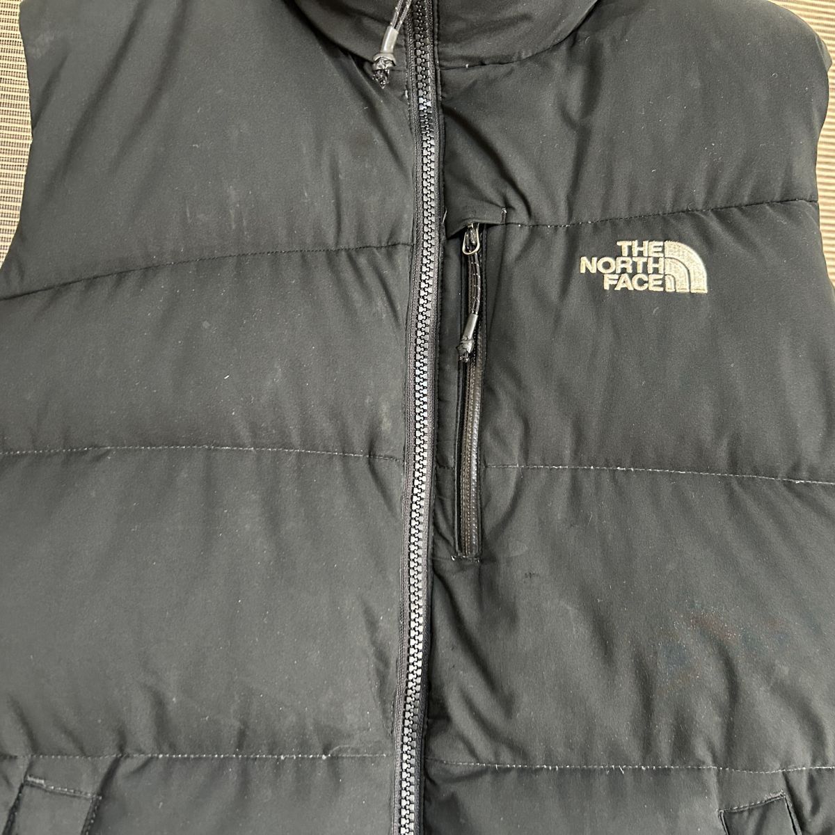 ノースフェイス ダウンベスト　子供150　黒ブラック　刺繍　キッズG1 古着　入手困難　激レア　希少 人気　ワンポイントロゴ　訳あり激安_画像3