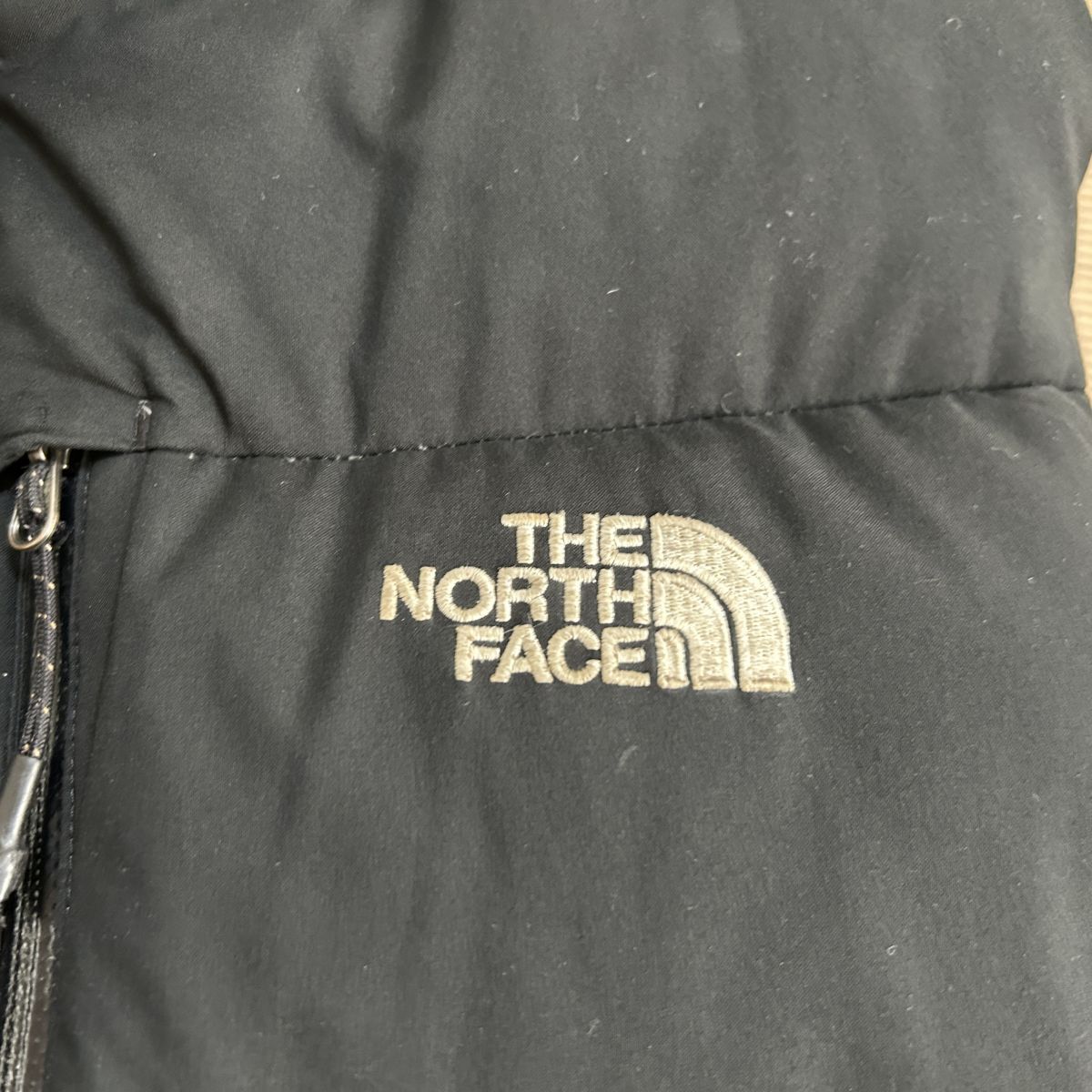 ノースフェイス ダウンベスト　子供150　黒ブラック　刺繍　キッズG1 古着　入手困難　激レア　希少 人気　ワンポイントロゴ　訳あり激安_画像4