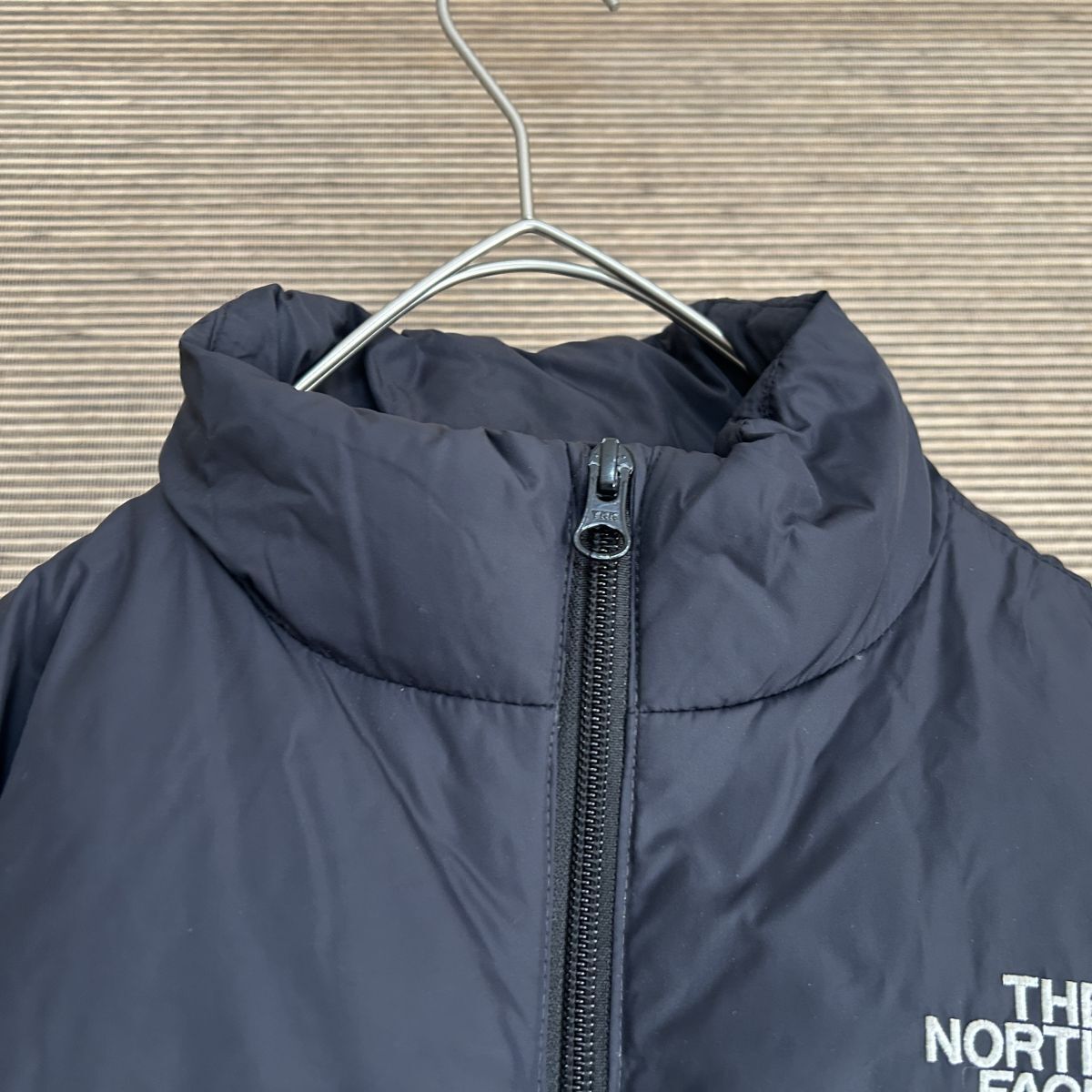 ノースフェイス ダウンジャケット ダークグレー子供150　刺繍　キッズ　黒F2 古着　入手困難　激レア　希少 人気　ワンポイントロゴ_画像2