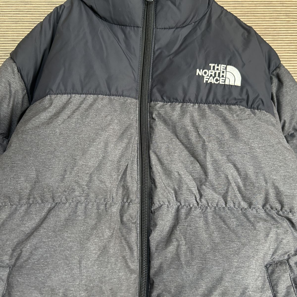 ノースフェイス ダウンジャケット ダークグレー子供150　刺繍　キッズ　黒F2 古着　入手困難　激レア　希少 人気　ワンポイントロゴ_画像3