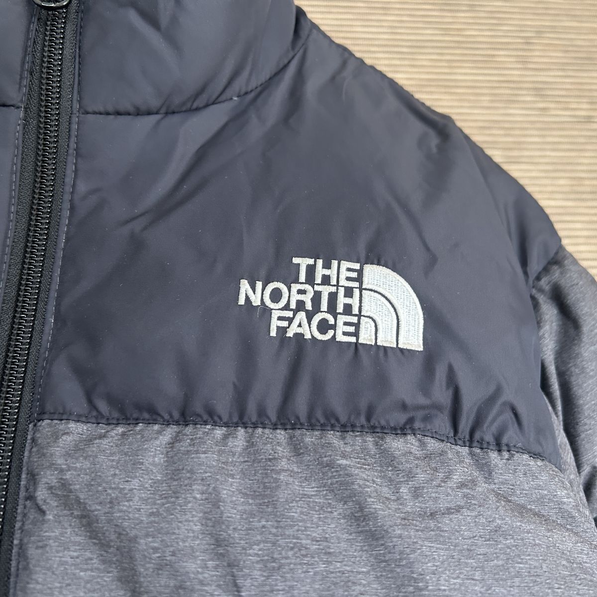 ノースフェイス ダウンジャケット ダークグレー子供150　刺繍　キッズ　黒F2 古着　入手困難　激レア　希少 人気　ワンポイントロゴ_画像4