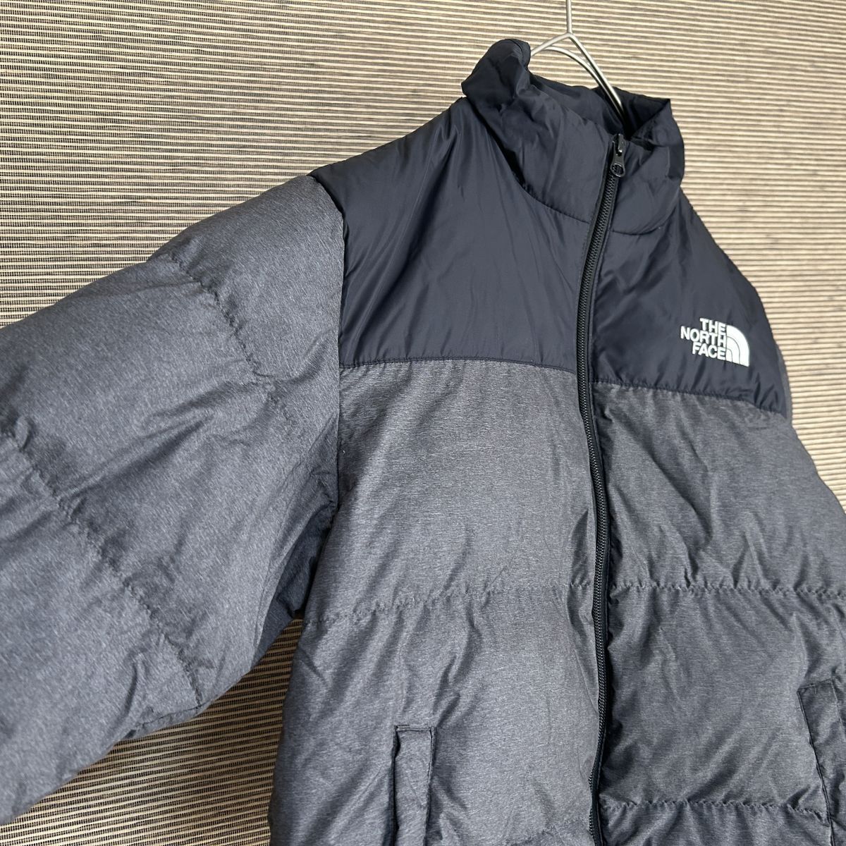 ノースフェイス ダウンジャケット ダークグレー子供150　刺繍　キッズ　黒F2 古着　入手困難　激レア　希少 人気　ワンポイントロゴ_画像7