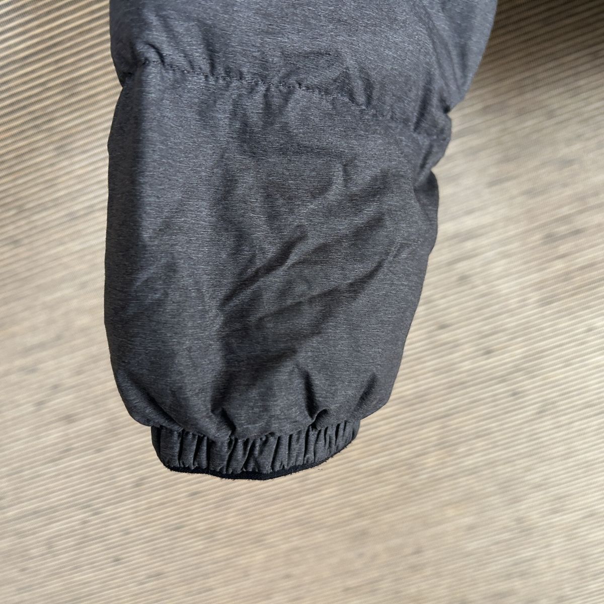 ノースフェイス ダウンジャケット ダークグレー子供150　刺繍　キッズ　黒F2 古着　入手困難　激レア　希少 人気　ワンポイントロゴ_画像8