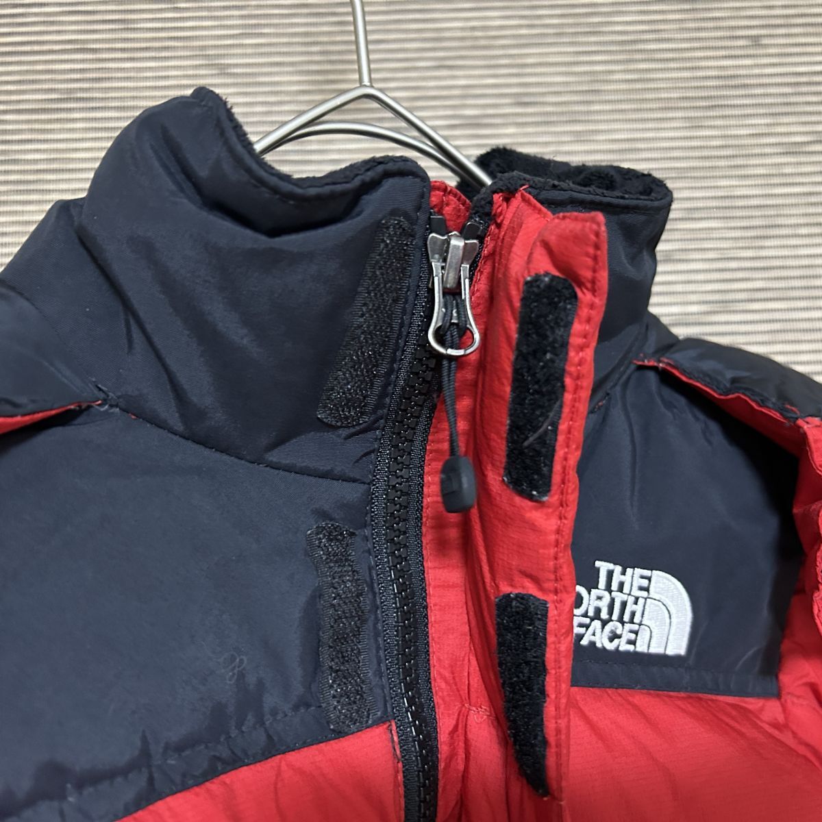 ノースフェイス ダウンジャケット 赤黒　子供110キッズ　刺繍　ハイベントF2　古着　入手困難　激レア　希少 人気　レッド　ワンポイント_画像2