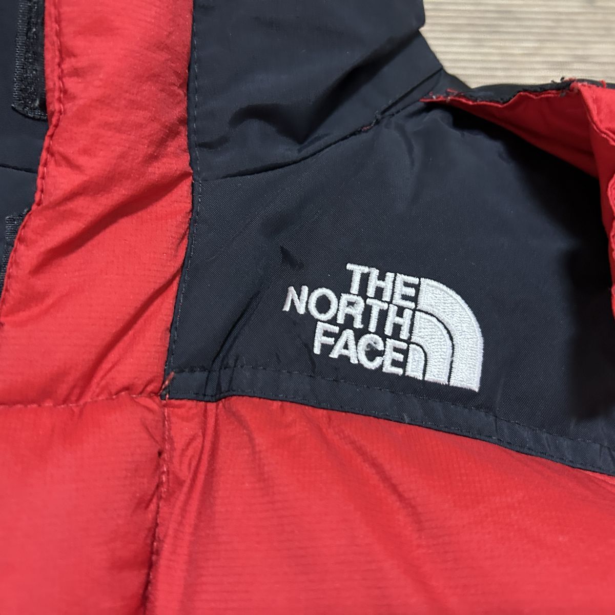 ノースフェイス ダウンジャケット 赤黒　子供110キッズ　刺繍　ハイベントF2　古着　入手困難　激レア　希少 人気　レッド　ワンポイント_画像3
