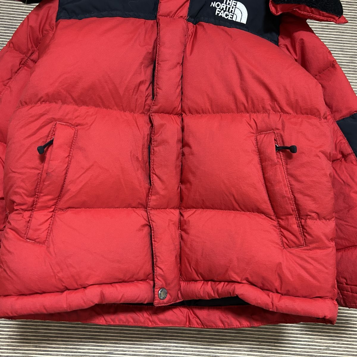 ノースフェイス ダウンジャケット 赤黒　子供110キッズ　刺繍　ハイベントF2　古着　入手困難　激レア　希少 人気　レッド　ワンポイント_画像4
