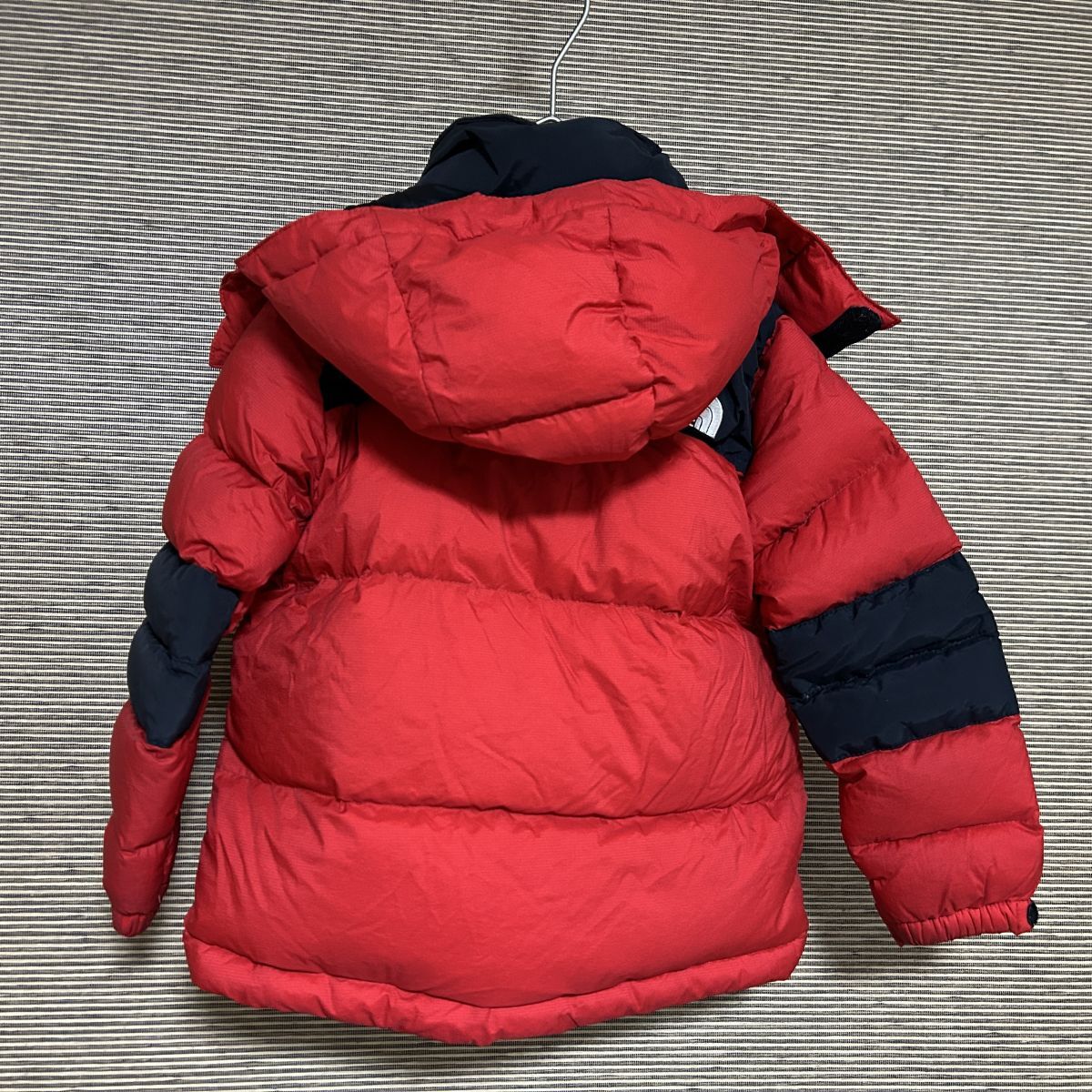 ノースフェイス ダウンジャケット 赤黒　子供110キッズ　刺繍　ハイベントF2　古着　入手困難　激レア　希少 人気　レッド　ワンポイント_画像5