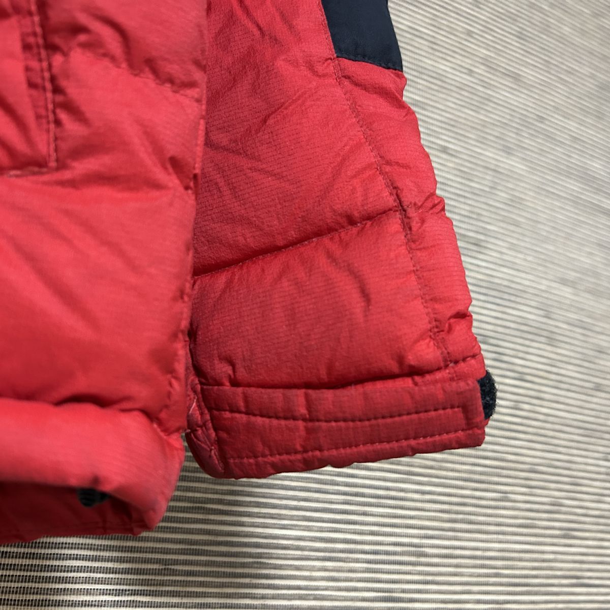 ノースフェイス ダウンジャケット 赤黒　子供110キッズ　刺繍　ハイベントF2　古着　入手困難　激レア　希少 人気　レッド　ワンポイント_画像6
