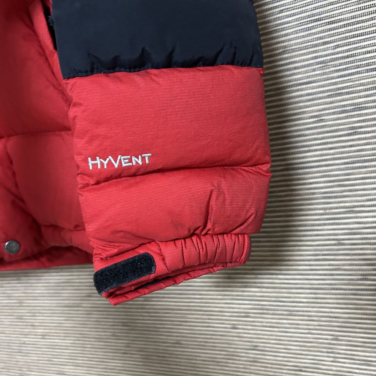 ノースフェイス ダウンジャケット 赤黒　子供110キッズ　刺繍　ハイベントF2　古着　入手困難　激レア　希少 人気　レッド　ワンポイント_画像7