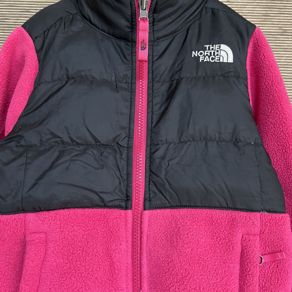 ノースフェイス　ダウンフリースジャケット　子供110キッズ　黒ピンク　刺繍F1 古着　入手困難　激レア　希少 人気　ワンポイントロゴ_画像3