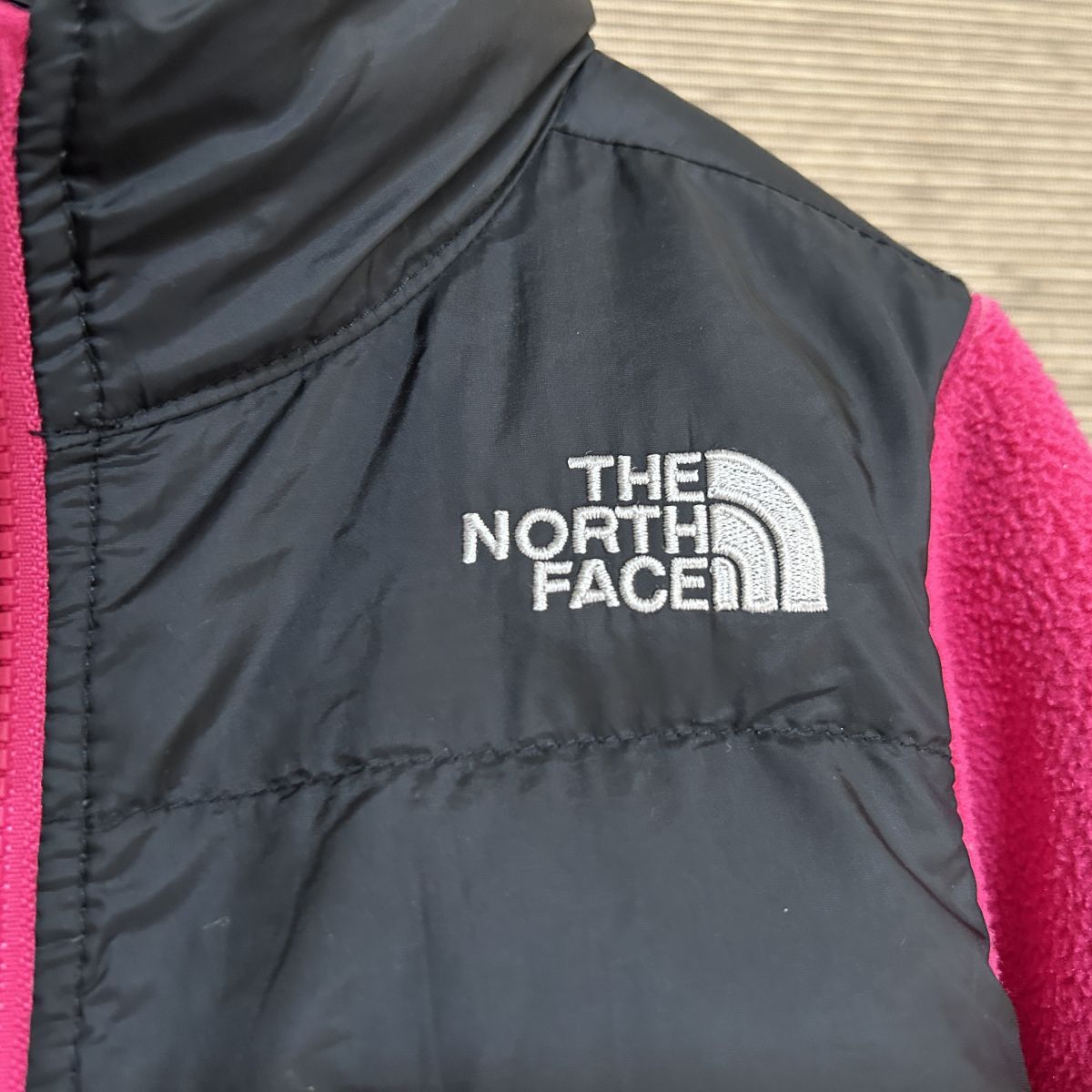 ノースフェイス　ダウンフリースジャケット　子供110キッズ　黒ピンク　刺繍F1 古着　入手困難　激レア　希少 人気　ワンポイントロゴ_画像4