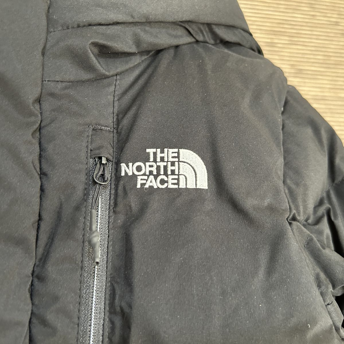 ノースフェイス　ロングダウンコート　ベンチコート　ブラック子供110キッズF2 古着　入手困難　激レア　人気　希少　ワンポイントロゴ刺繍_画像3