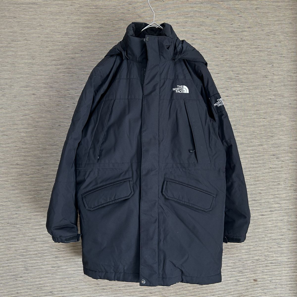 ノースフェイス　ダウンジャケット 黒ブラック刺繍　子供150　肩ロゴ　F3　古着　入手困難　激レア　人気　希少 キッズ　ワンポイントロゴ_画像1