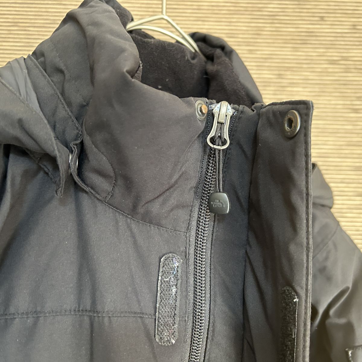 ノースフェイス　ダウンジャケット 黒ブラック刺繍　子供150　肩ロゴ　F3　古着　入手困難　激レア　人気　希少 キッズ　ワンポイントロゴ_画像2