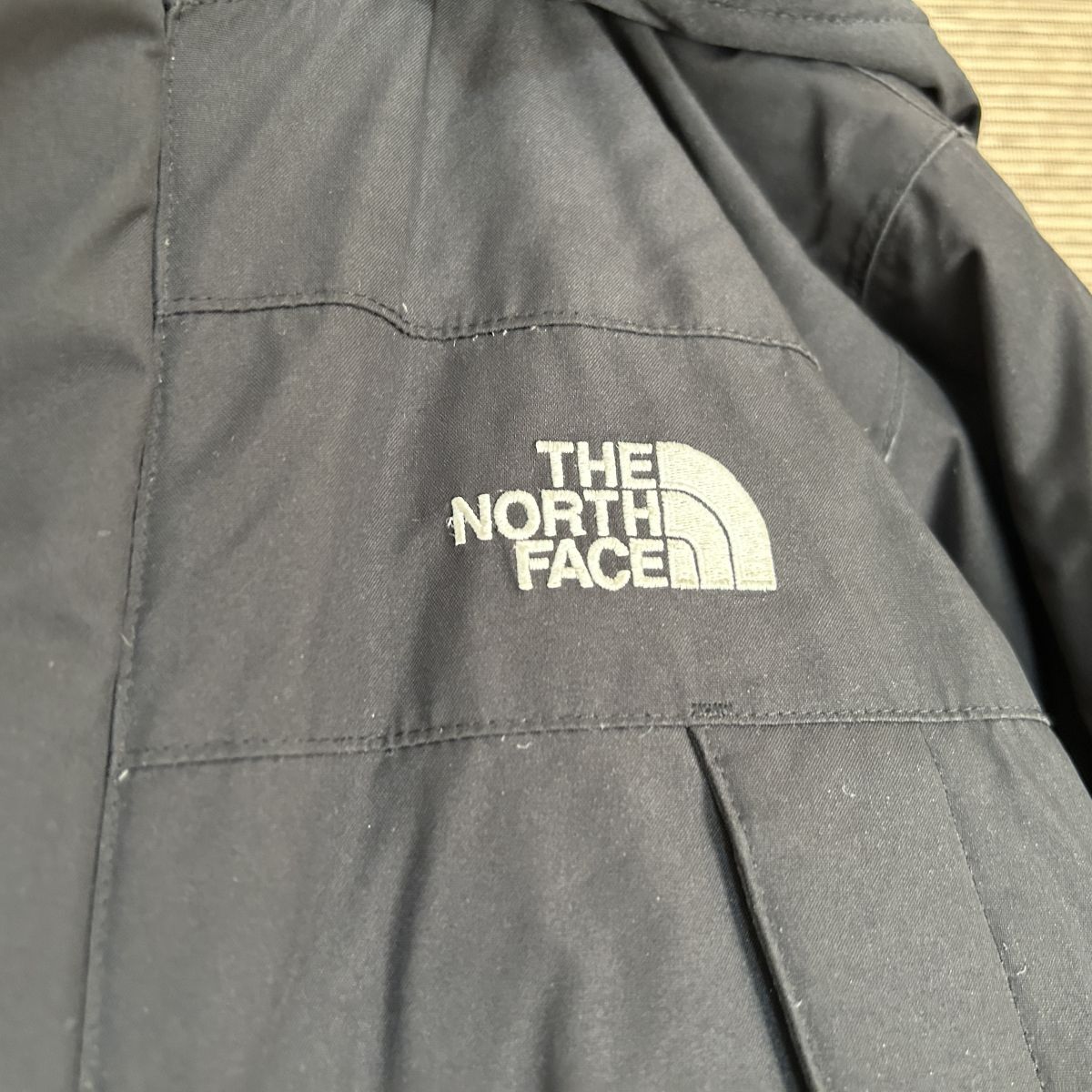 ノースフェイス　ダウンジャケット 黒ブラック刺繍　子供150　肩ロゴ　F3　古着　入手困難　激レア　人気　希少 キッズ　ワンポイントロゴ_画像3