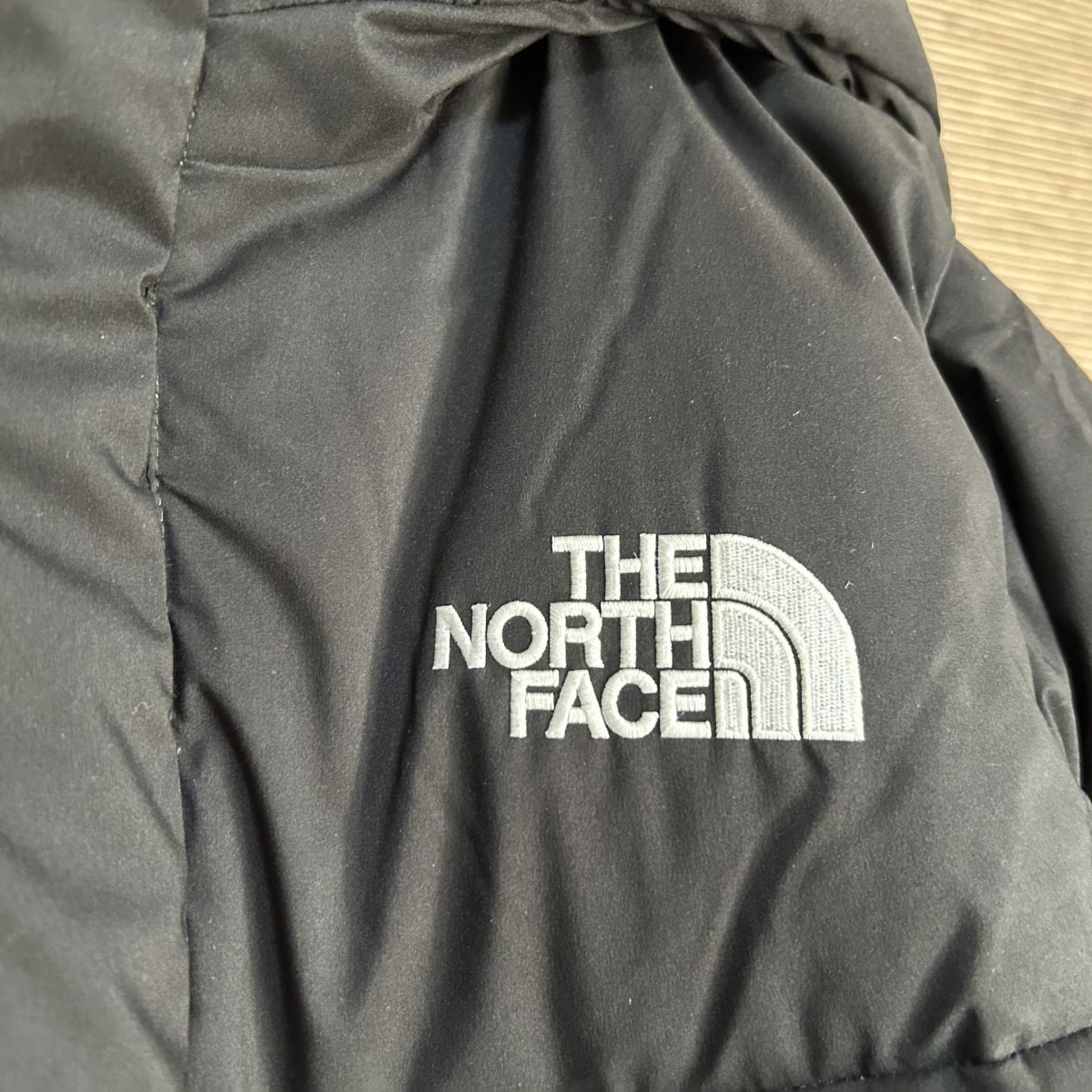 ノースフェイス　ロングダウンコート　ベンチコート　ブラック黒　S刺繍　F5　古着　入手困難　激レア　人気　ワンポイント　ドライベント_画像4