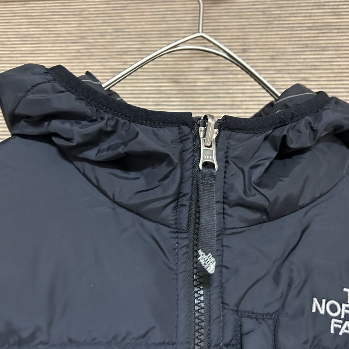 ノースフェイス　ダウンジャケット リバーシブル　子供150　黒ブラック刺繍E3　古着　入手困難　激レア　人気 ワンポイント　キッズ US規格_画像2