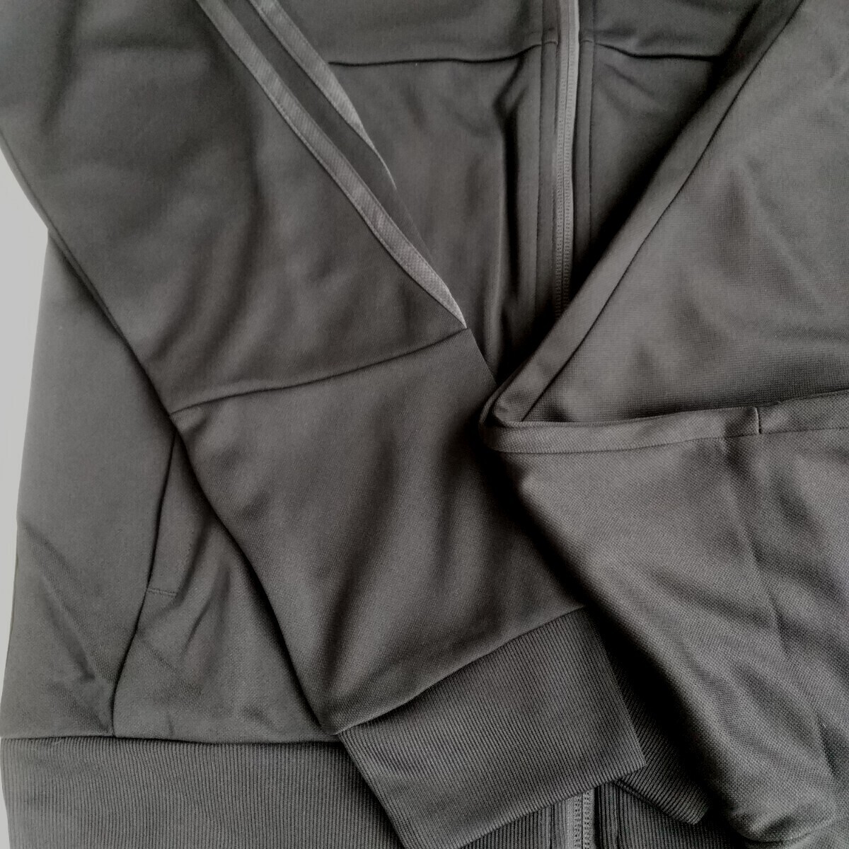 adidas ジャージ 上下セット スリムジップ メンズ M ブラック／グレー 未使用_画像3