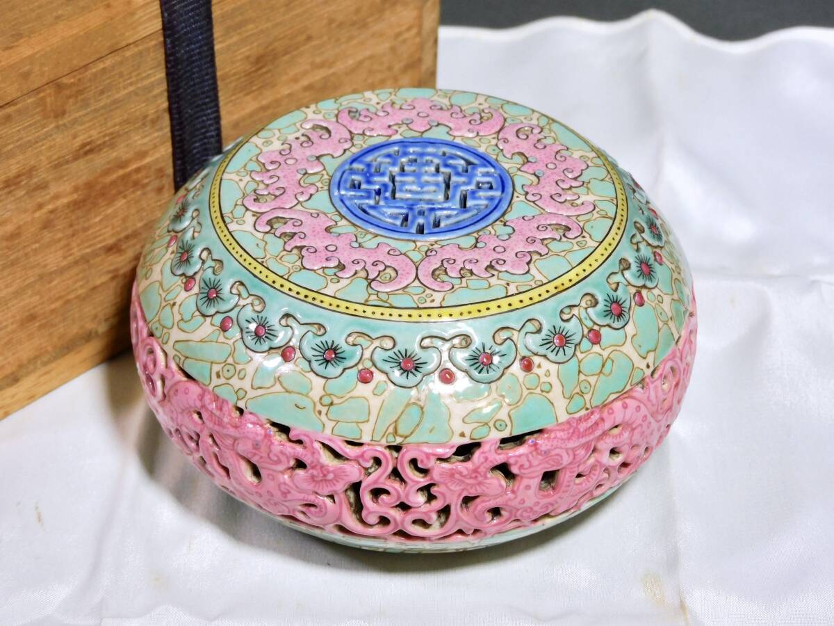 清時代　粉彩龍文透彫置物　大清乾隆年製在銘　箱付　清_画像1