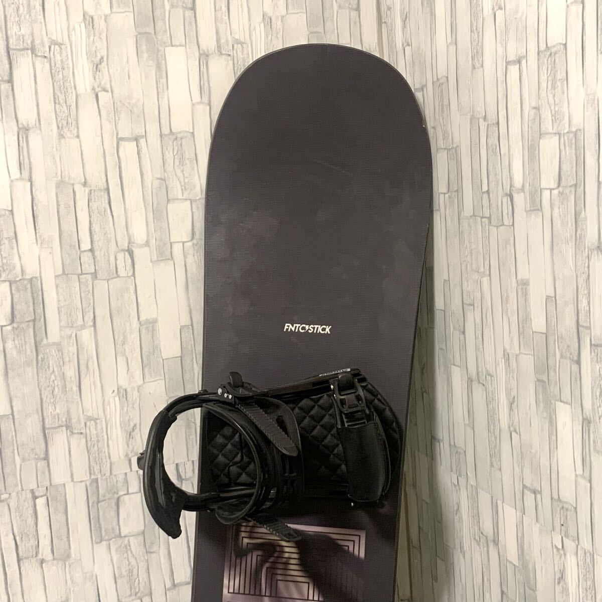 良品 FNTC TNT R 147cm グラトリ ロッカー スノーボード板 STEPCHILDビンディング付 豪華2点セット_画像3