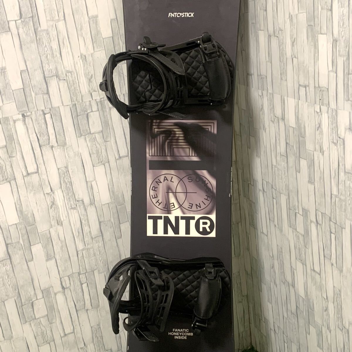 良品 FNTC TNT R 147cm グラトリ ロッカー スノーボード板 STEPCHILDビンディング付 豪華2点セット_画像4
