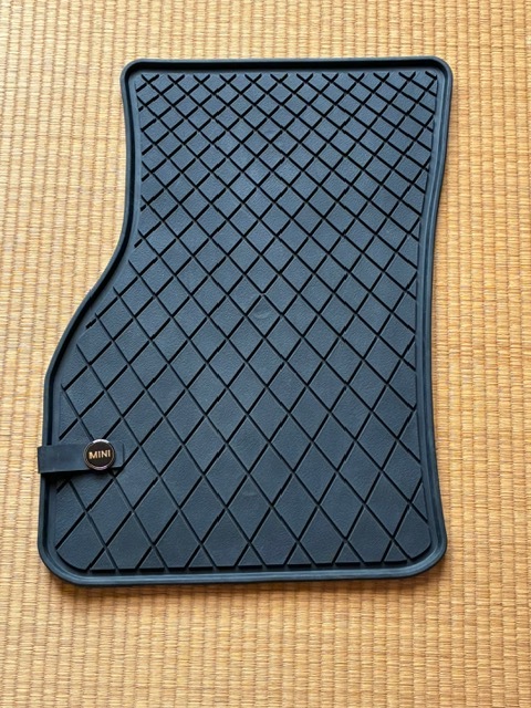ミニ純正 ラバーフロアマット 一式（4枚）＋ラッゲージマット　美品です_画像3