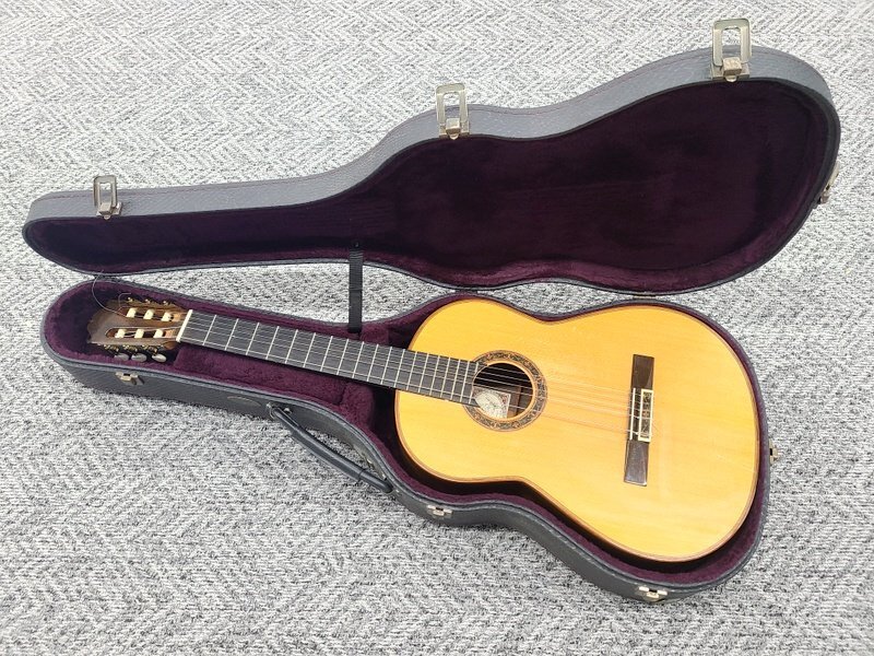 [ утиль ]Paul Fisher классическая гитара paul (pole) Fischer с футляром 1 иен ~ Y8894+