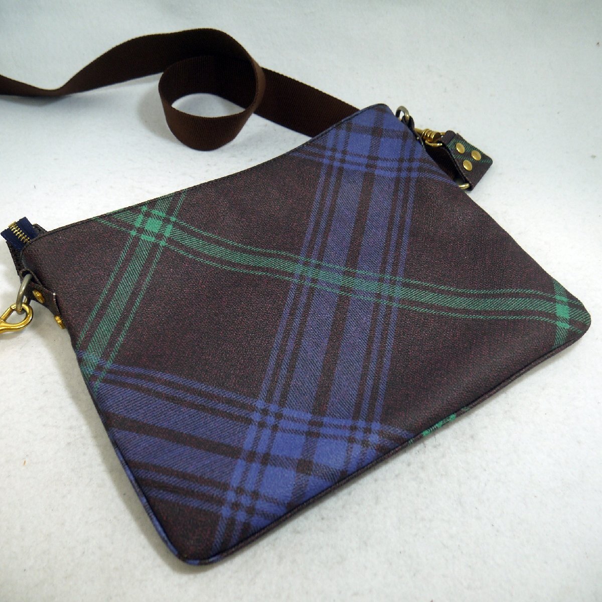 USED品・保管品 Vivienne Westwood ヴィヴィアンウエストウッド ショルダーバッグ PVC チェック柄 パープル系_画像3