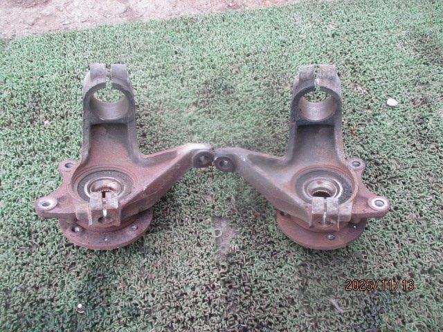 (0443)20DKC プジョー 205 CTI カブリオレ フロントハブナックル 左右_画像3