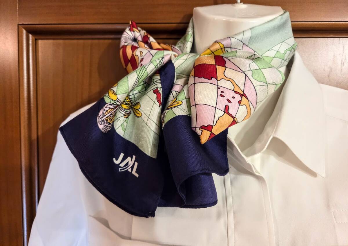 入手困難◆JAL CA9代目制服のブラウスとスカーフ 客室乗務員 スカイキャスト yoshie inaba 美品_画像2