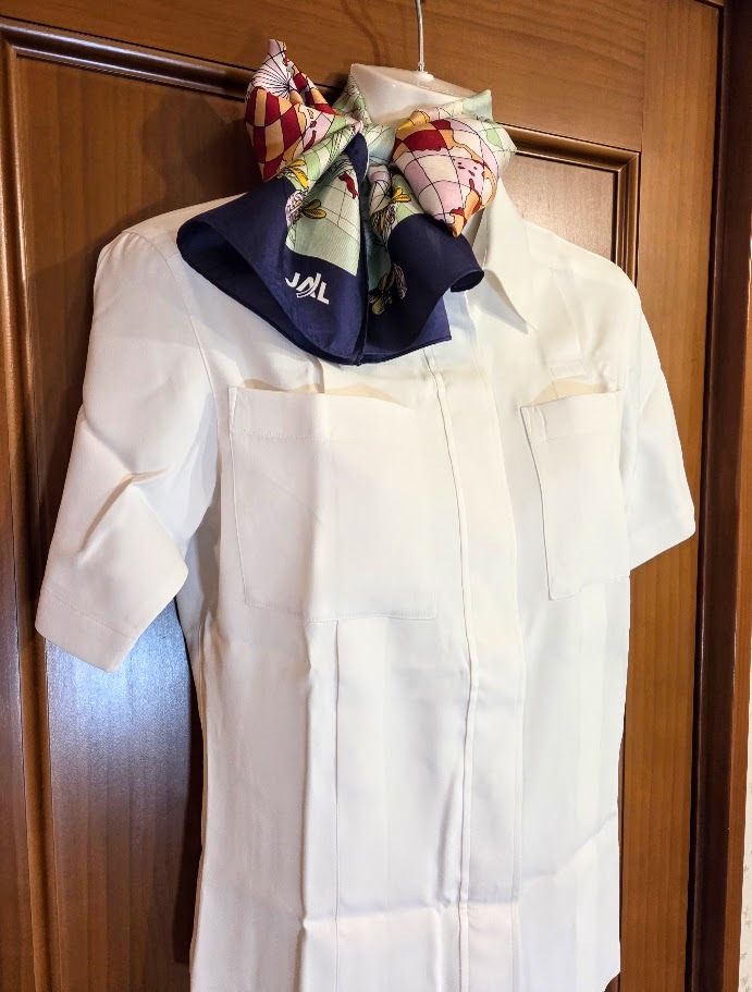 入手困難◆JAL CA9代目制服のブラウスとスカーフ 客室乗務員 スカイキャスト yoshie inaba 美品_画像3