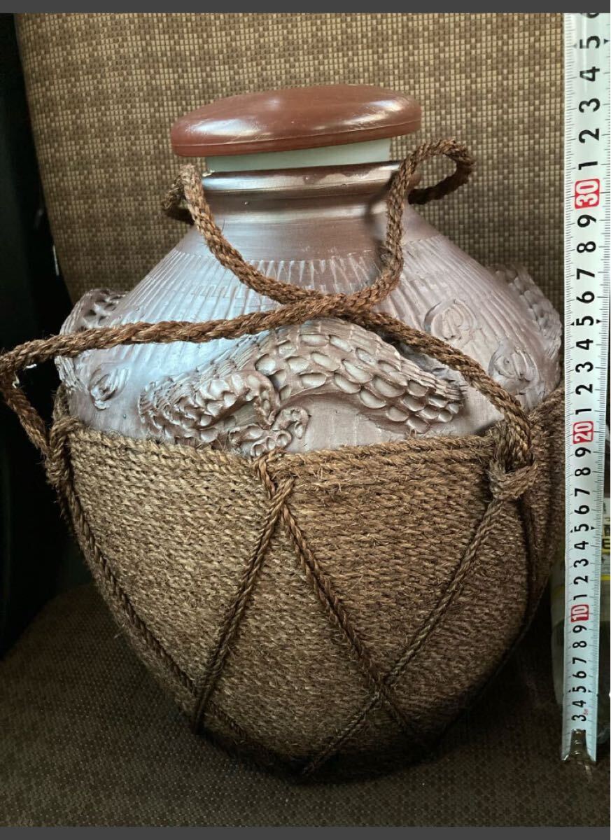 YK-6192 #300 中古品 泡盛 古酒壺 古酒甕蓋付き 約3.1升甕（容量約6.0L）高さ約30cm 横約24cm シュロ巻き 沖縄 琉球_画像2