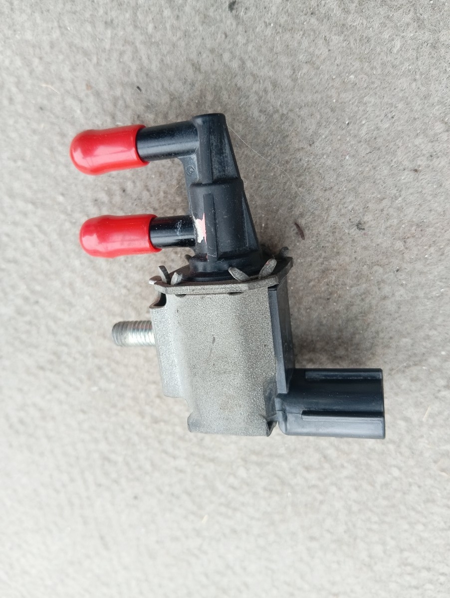 即決！即納！サンバートラック ソレノイドバルブ バキュームスイッチ　TT1/TT2/TV1/TV2/TW1/TW2 EBD-TT1 LE-TT1 キャニスターパージバルブ_画像1