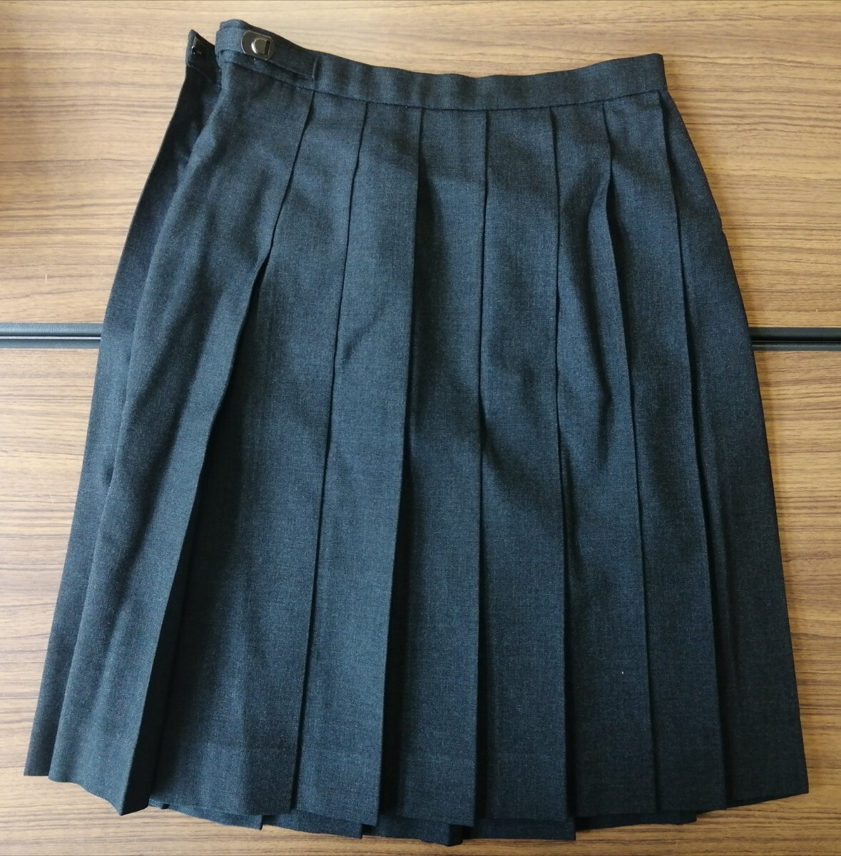 岡山県[山陽女子高校]女子制服 冬服夏服セーラー170A.夏服冬服スカート(W72.L57).カーディガン(白色L).指定リボン(緑色) 6点セット_画像6