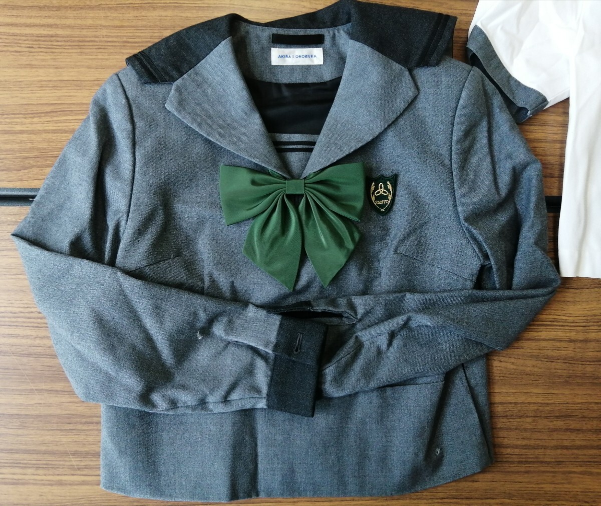 岡山県[山陽女子高校]女子制服 冬服夏服セーラー170A.夏服冬服スカート(W72.L57).カーディガン(白色L).指定リボン(緑色) 6点セット_画像2