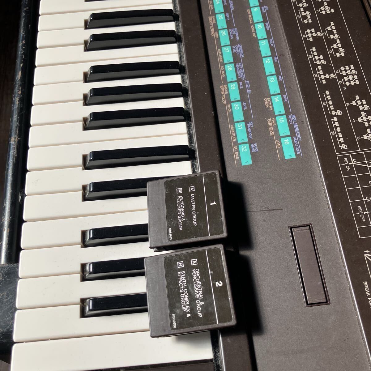 YAMAHA DX7、 DATA CARTRIDGE 2本、フットボリューム、スタンド、ケース_画像1