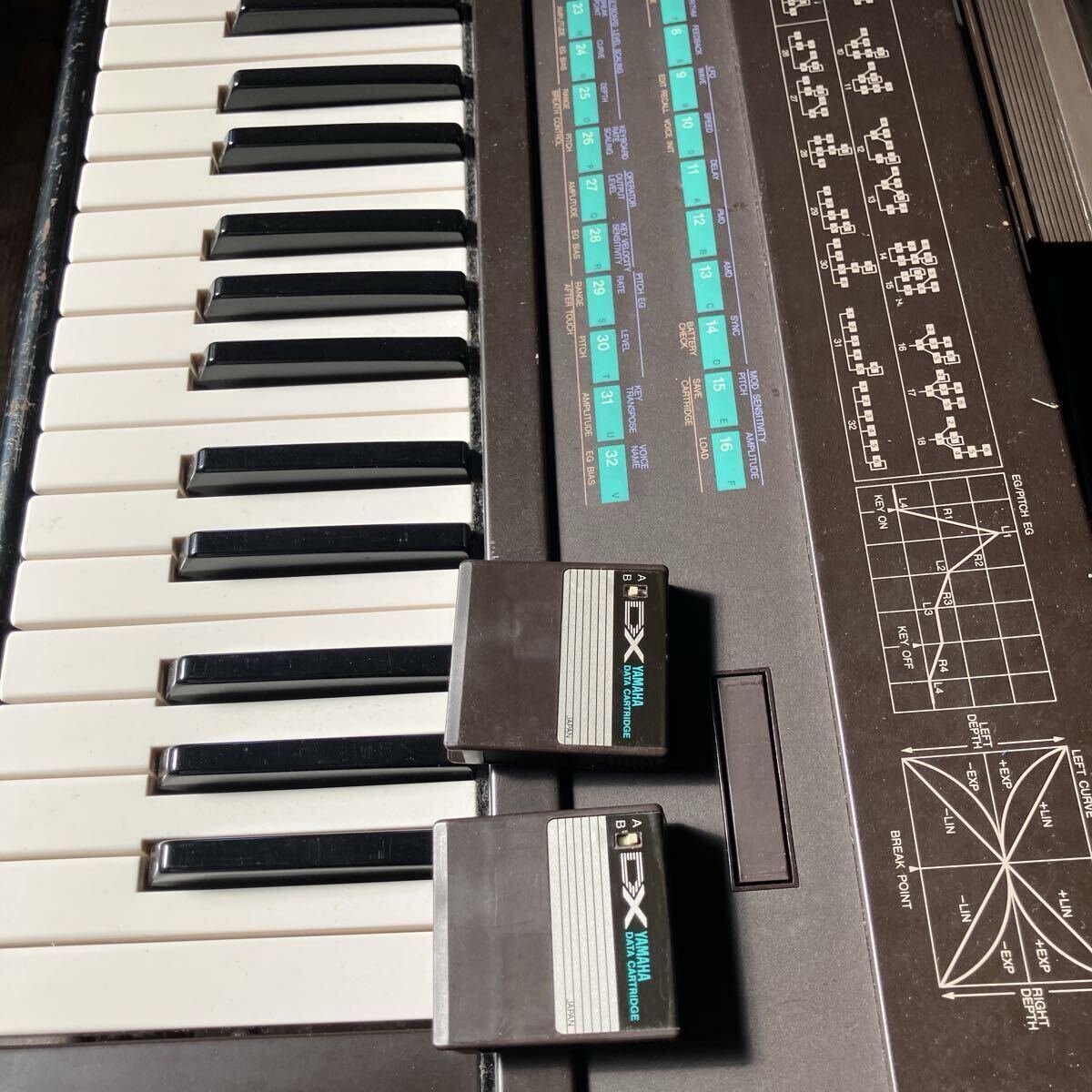YAMAHA DX7、 DATA CARTRIDGE 2本、フットボリューム、スタンド、ケース_画像2