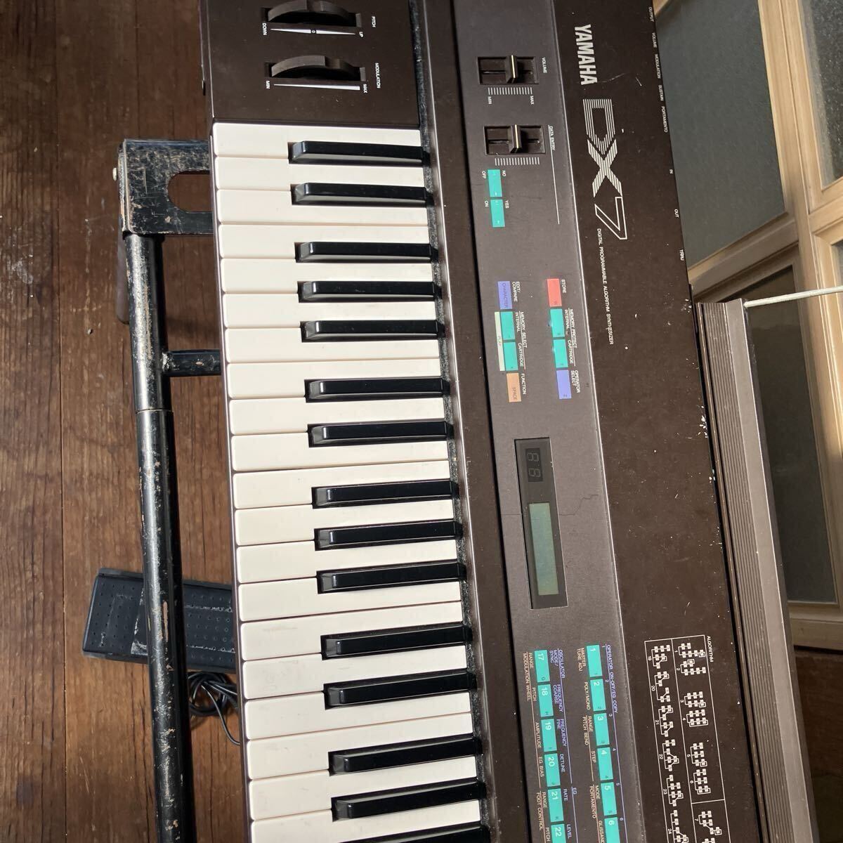 YAMAHA DX7、 DATA CARTRIDGE 2本、フットボリューム、スタンド、ケース_画像3