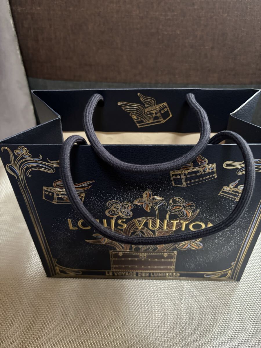 NEW ルイヴィトン　LOUIS VUITTON ショッパー 紙袋 リボン　2025 正規店　クリスマス限定　_画像2