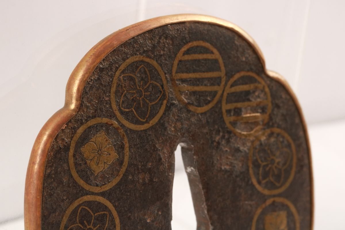 [.. магазин .] меч . изобразительное искусство / Edo период / нет ./ металлический земля .. Takeda родители вид . дерево . форма гарда меча /K-1264( поиск ) гарда меча /./ японский меч / меч принадлежности 