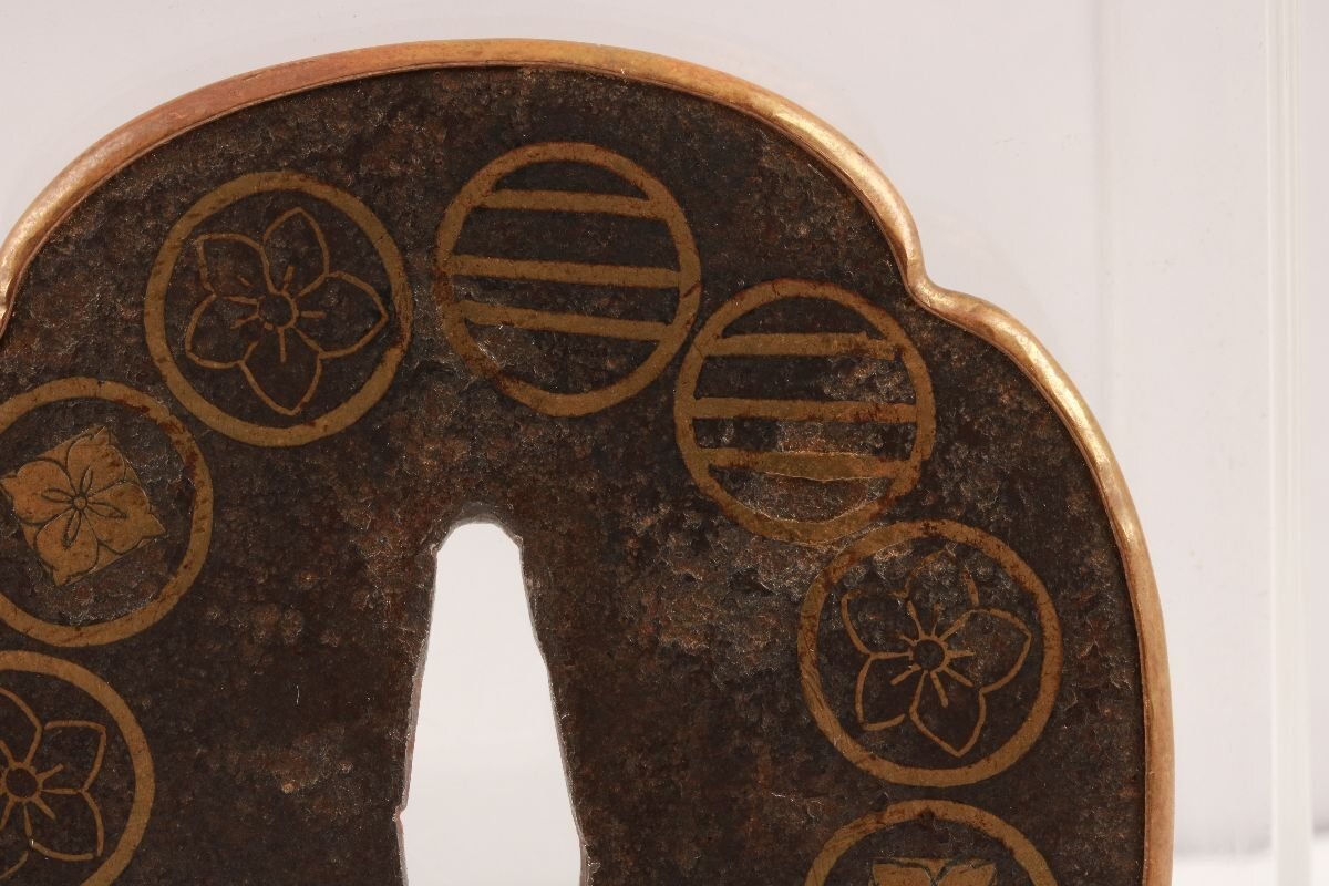 [.. магазин .] меч . изобразительное искусство / Edo период / нет ./ металлический земля .. Takeda родители вид . дерево . форма гарда меча /K-1264( поиск ) гарда меча /./ японский меч / меч принадлежности 